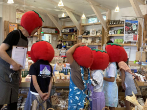 小学生の職場体験で飛騨の食について説明