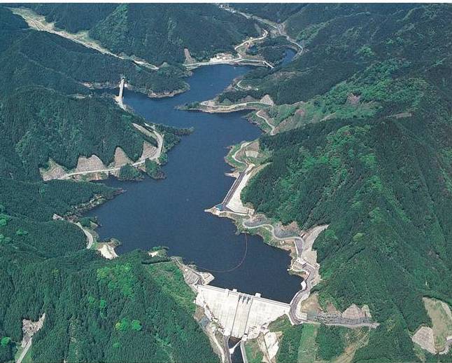 中勢用水地区の水源、安濃ダム。錫杖湖（しゃくじょうこ）と命名