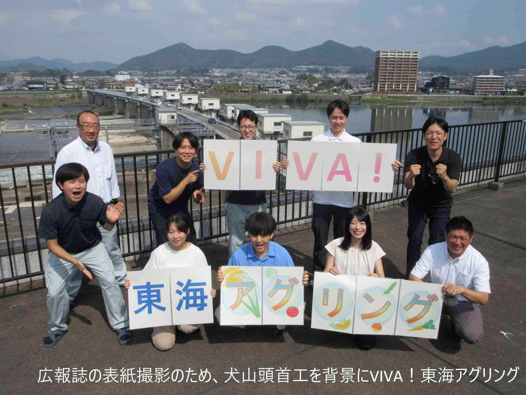 プラカードを持つ職員等