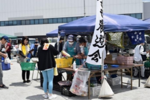 定期的に開かれる朝市での販売風景