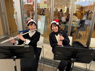 演奏を終えてほっとした表情の2人