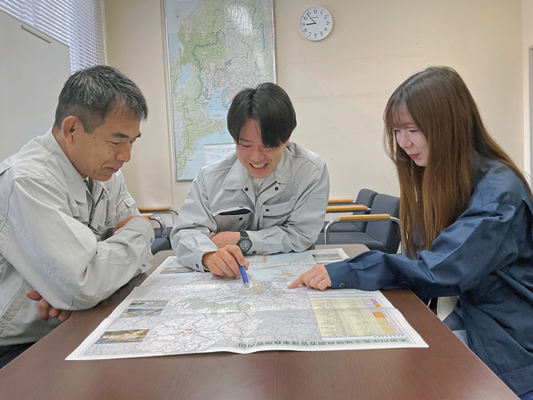 若手職員と打合せを行う植田所長