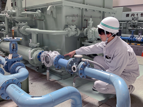 現場確認を行う吉田さん