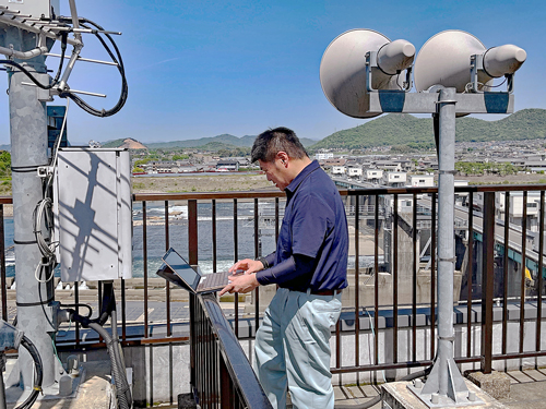 機器点検中の柴野さん