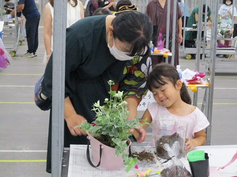 寄せ植え体験の様子