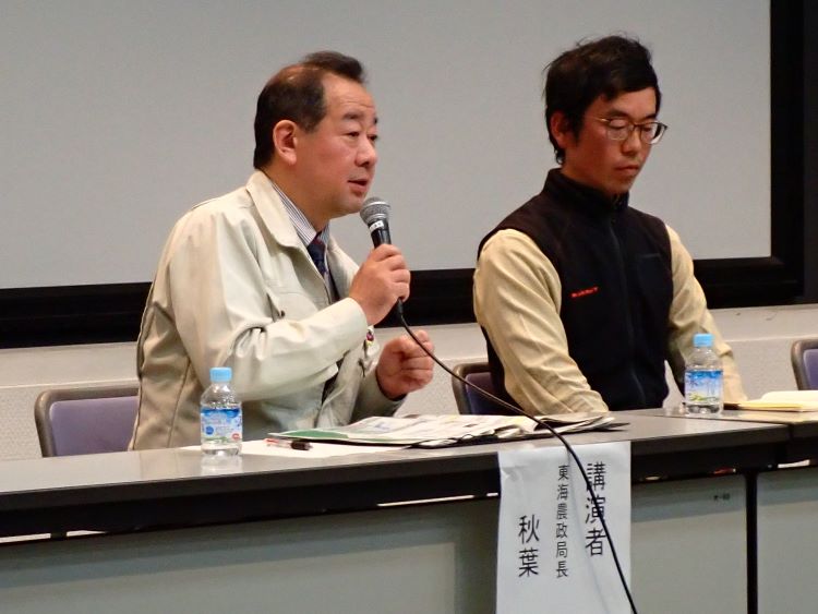 質問に答える登壇者その１