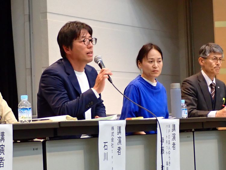 質問に答える登壇者その２