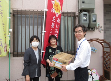 豊川市更生保護女性会に寄贈の様子