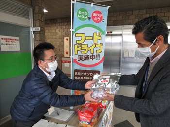 職員が寄付をする様子