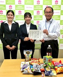 食品を届ける学生の様子