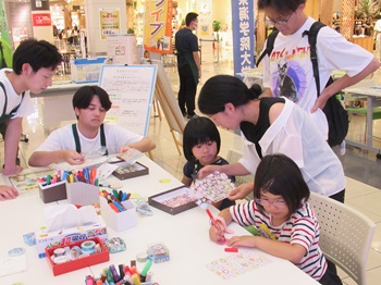 缶バッジを作る様子