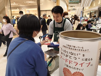 寄付いただいている様子