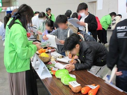 食品表示パトロール体験の様子