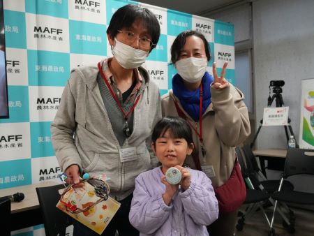 自分が作成した缶バッジを手に持った子供2