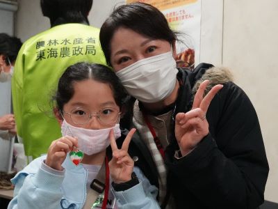 自分が作成したアクセサリーを手に持った子供