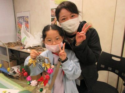 自分が作成したリースを手に持った子供3