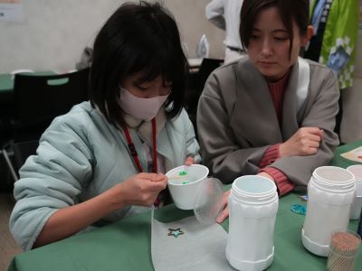 「アクセサリー作り」をしている子供の様子3