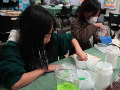 「アクセサリー作り」をしている子供の様子4