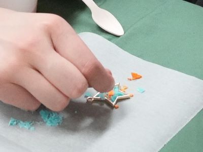 「アクセサリー作り」をしている子供の様子5