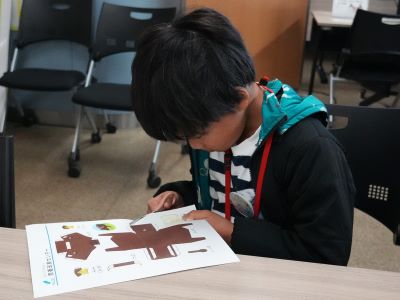 「ペーパークラフト作り」をしている子供の様子1