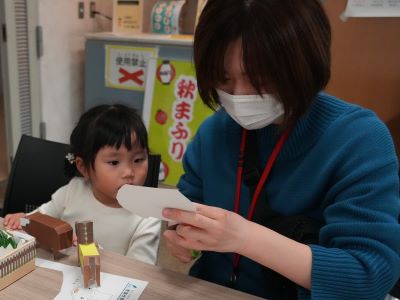 「ペーパークラフト作り」をしている子供の様子2