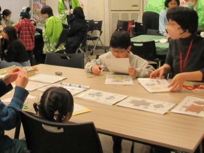 「ペーパークラフト作り」をしている子供の様子3