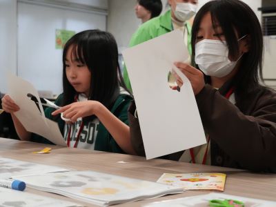 「ペーパークラフト作り」をしている子供の様子4