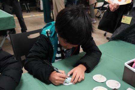 「缶バッジ作り」をしている子供の様子2