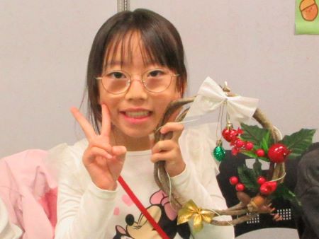 自分が作成したリースを手に持った子供1