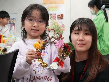 自分が作成したリースを手に持った子供2