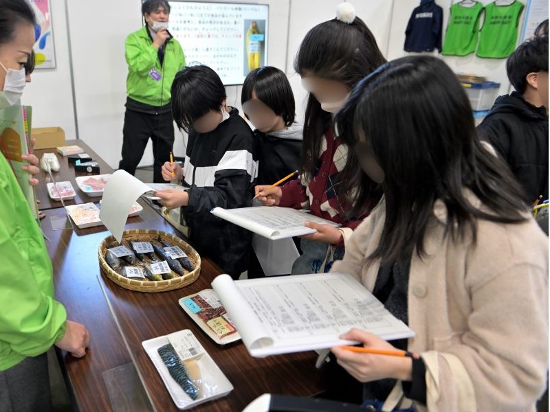 1月28日の食品表示パトロール体験の様子２