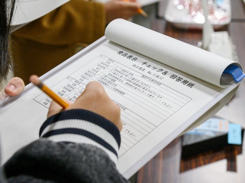 1月27日の食品表示パトロール体験の様子１