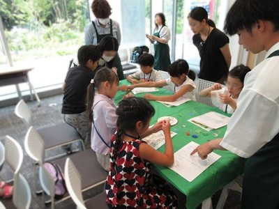 ビーズストラップ作りの様子1枚目