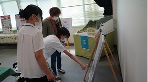 展示コーナー見学の様子