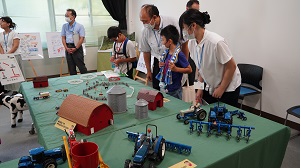 展示コーナー見学の様子