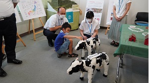 展示コーナー見学の様子