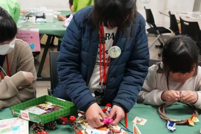 リース作りをしている子供の様子2