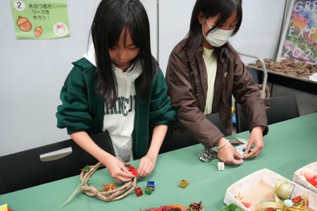 リース作りをしている子供の様子1