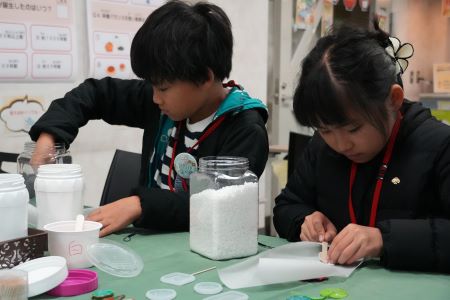 アクセサリー作りをしている子供の様子1