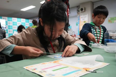 アクセサリー作りをしている子供の様子2