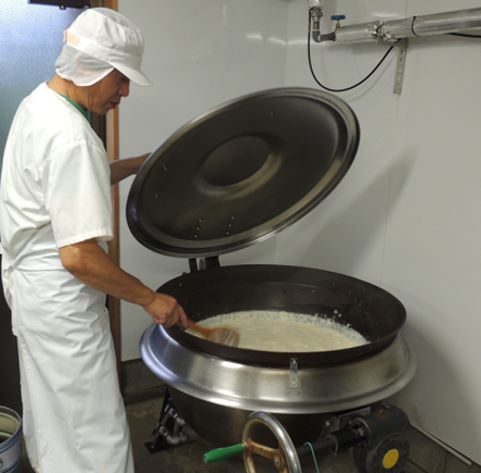 釜炊き作業の様子