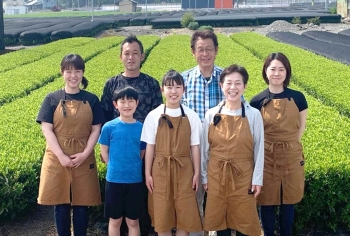 (有)マルシゲ清水製茶のみなさん 後列 左側 加奈さん、聖一さん、父、妹 前列 左側 長男、長女、母