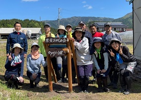 看板を囲んでの集合写真